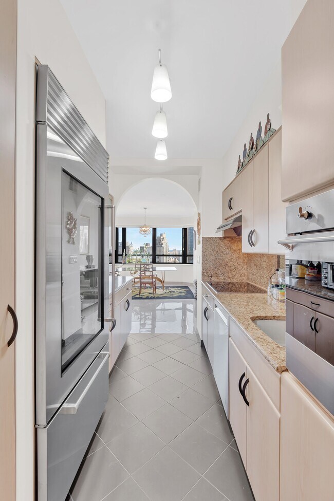 Foto del edificio - 240 E 47th St