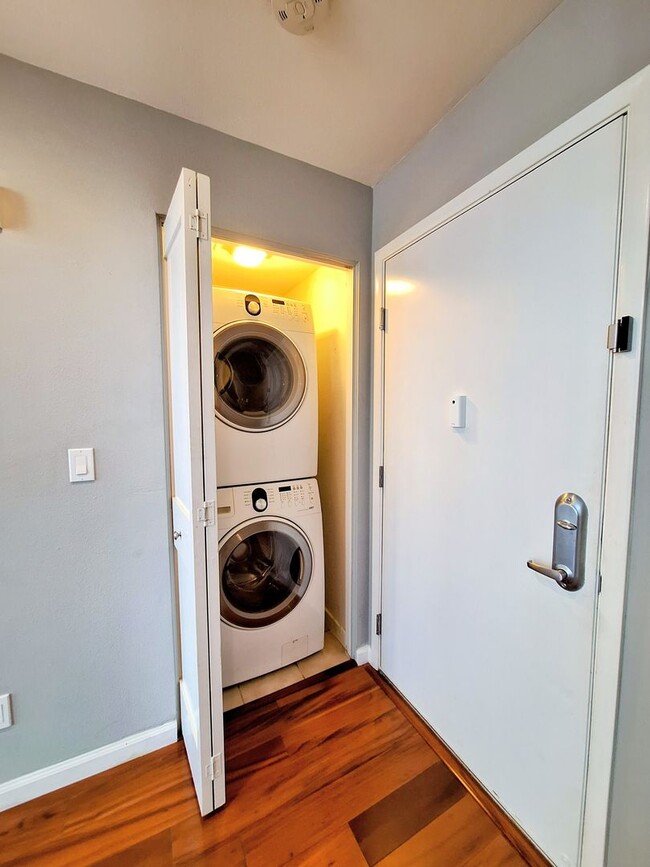 Building Photo - Beautiful Second Floor Loft With Modern Fe...
