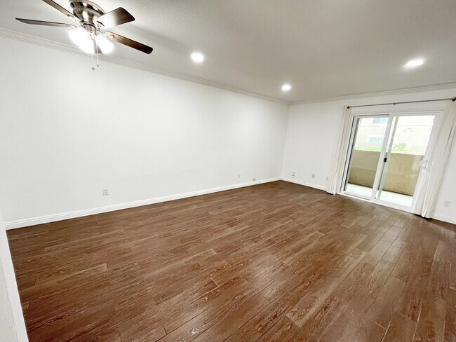 Building Photo - 7545 Charmant Dr