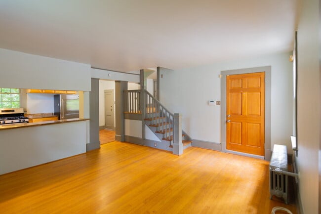 Foto del edificio - Inviting Stone Home for Rent – Walking Dis...