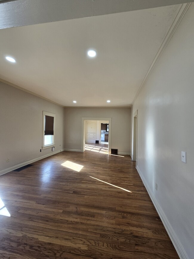 Foto del edificio - 517 S Vine St