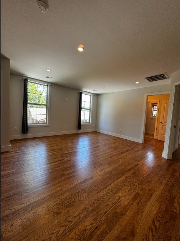 Foto del edificio - "Spacious 1-Bedroom, 2-Bath Apartment with...