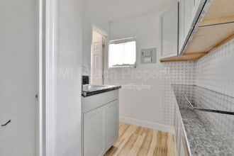 Building Photo - 825 Truman St