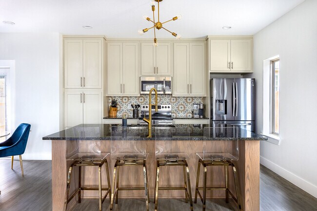 Building Photo - 1940 Green Hill Dr