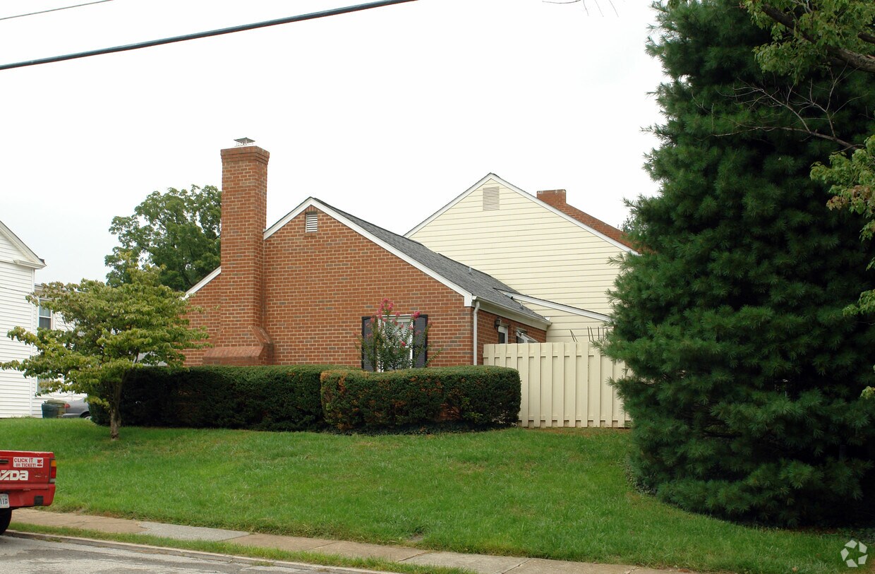 Building Photo - 212 Academy St
