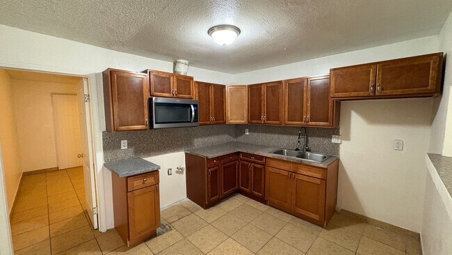 Foto del edificio - 2169 Sunrise Ln E