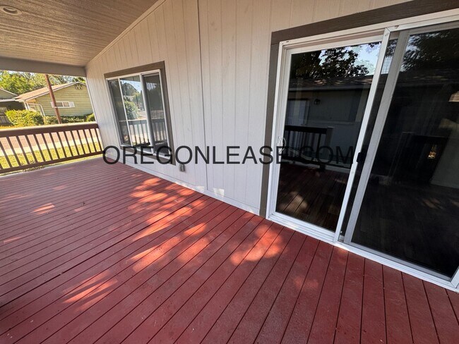 Building Photo - 3 bedroom 2 bath Veneta Home