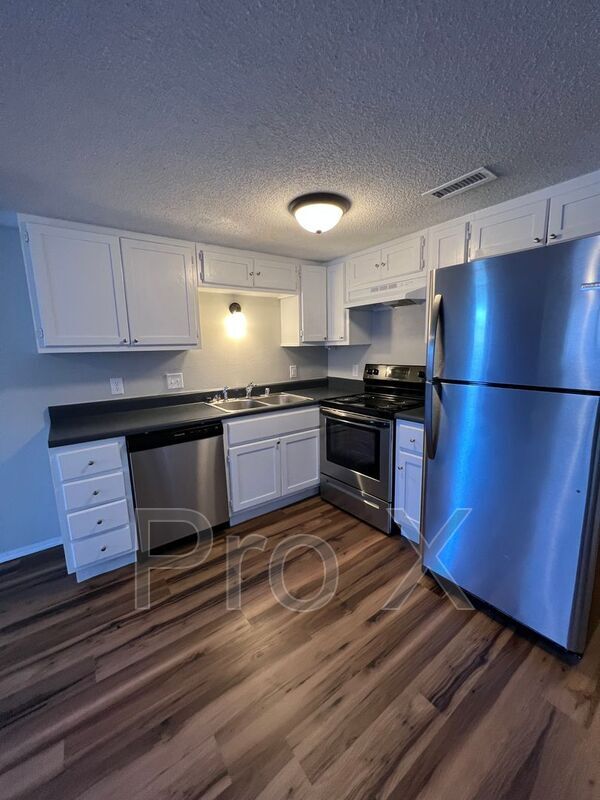Foto del edificio - 1037 Happy Hollow Rd