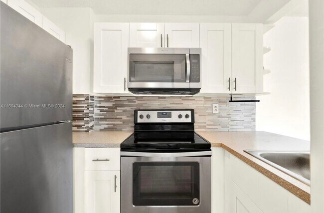 Foto del edificio - 8145 NW 7th St