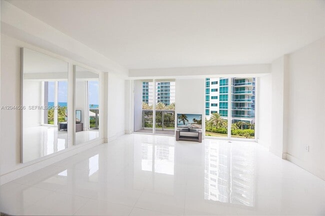 Foto del edificio - 10275 Collins Ave