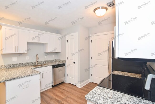 Foto del edificio - Like new 3 bed/3 bath single-family home f...