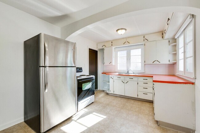 Building Photo - 330 E Pitkin St