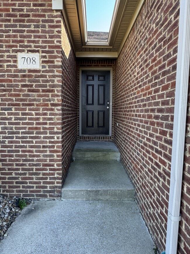 Building Photo - 708 Chatham Ct