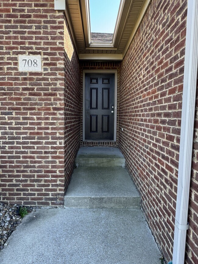 Foto del edificio - 708 Chatham Ct