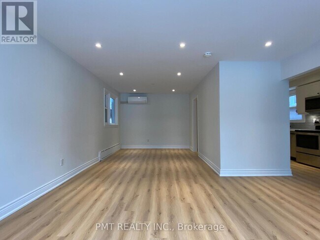 Photo du bâtiment - 598-598 Lauder Ave
