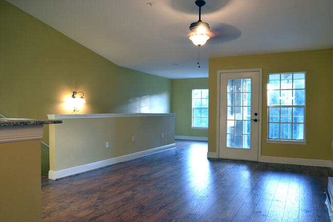 Building Photo - Luxury 3 bedroom 2 bath condo in Lakewood ...