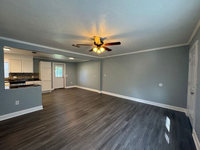 Building Photo - Charming 3-Bedroom 1-Bathroom Duplex Utilities Included!