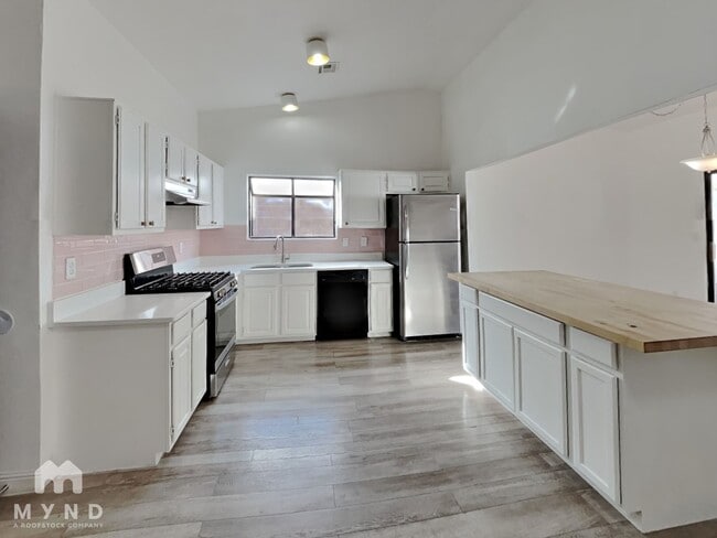 Building Photo - 370 S Pemberton Ave