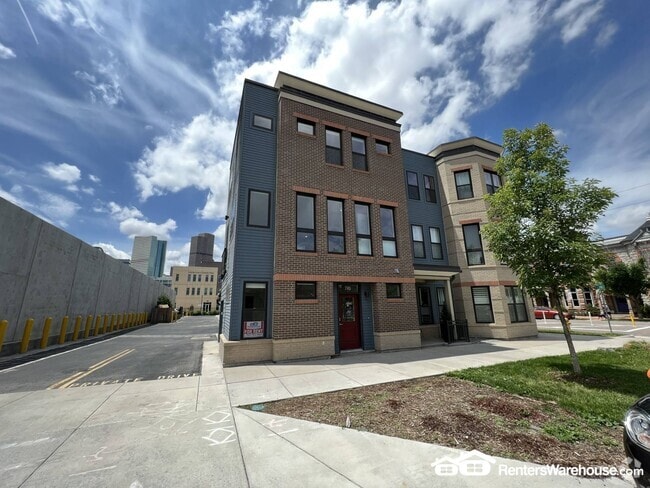 Building Photo - 770 24th St