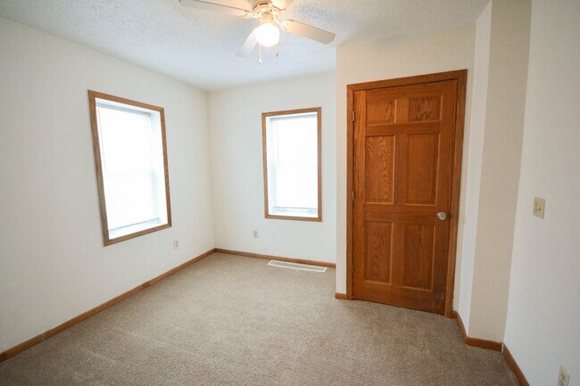 Building Photo - Cute house, great location, move in and ma...