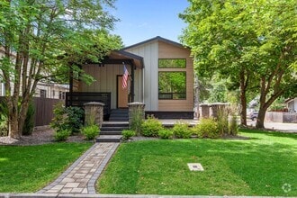 Building Photo - 902 E Bancroft Ave