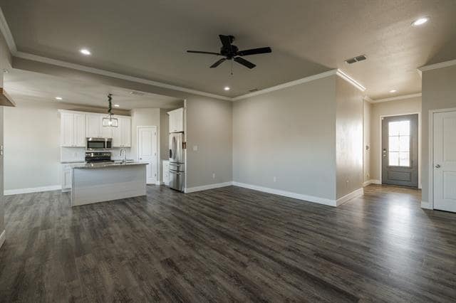 Foto del edificio - 7437 Sleepy Hollow Ln