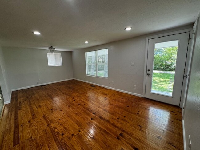 Building Photo - 4Bedroom 3 Bath house on level privet lot