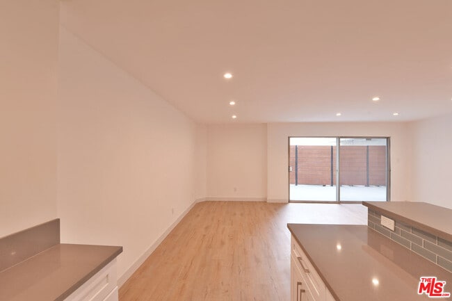 Foto del edificio - 136 S Palm Dr