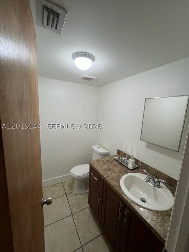 Foto del edificio - 18051 NW 68th Ave
