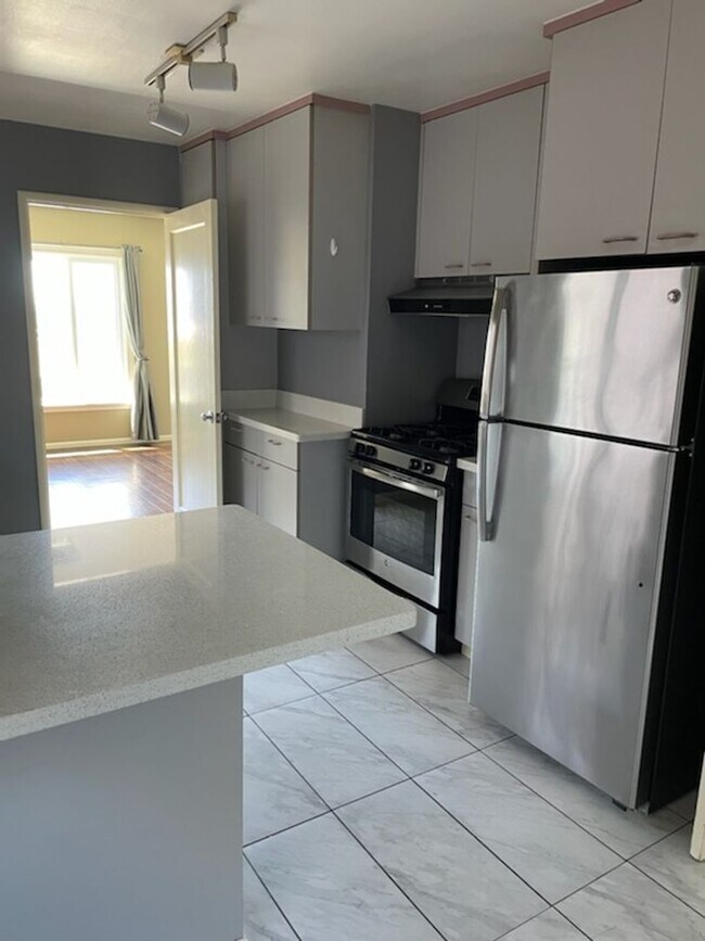 Foto del edificio - 6834 Snowdon Ave