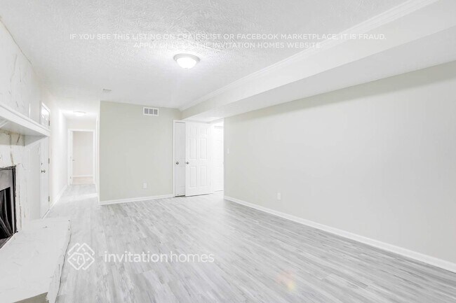 Building Photo - 3260 Redona Dr