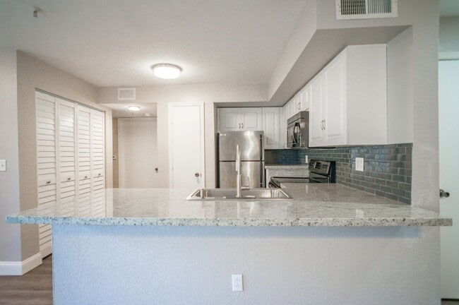 Building Photo - NEWLY UPDATED 2 bedroom 2 bath condo for r...