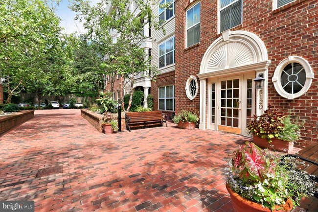 Foto del edificio - 5120 Donovan Dr