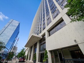 Building Photo - 4343 N Clarendon Ave