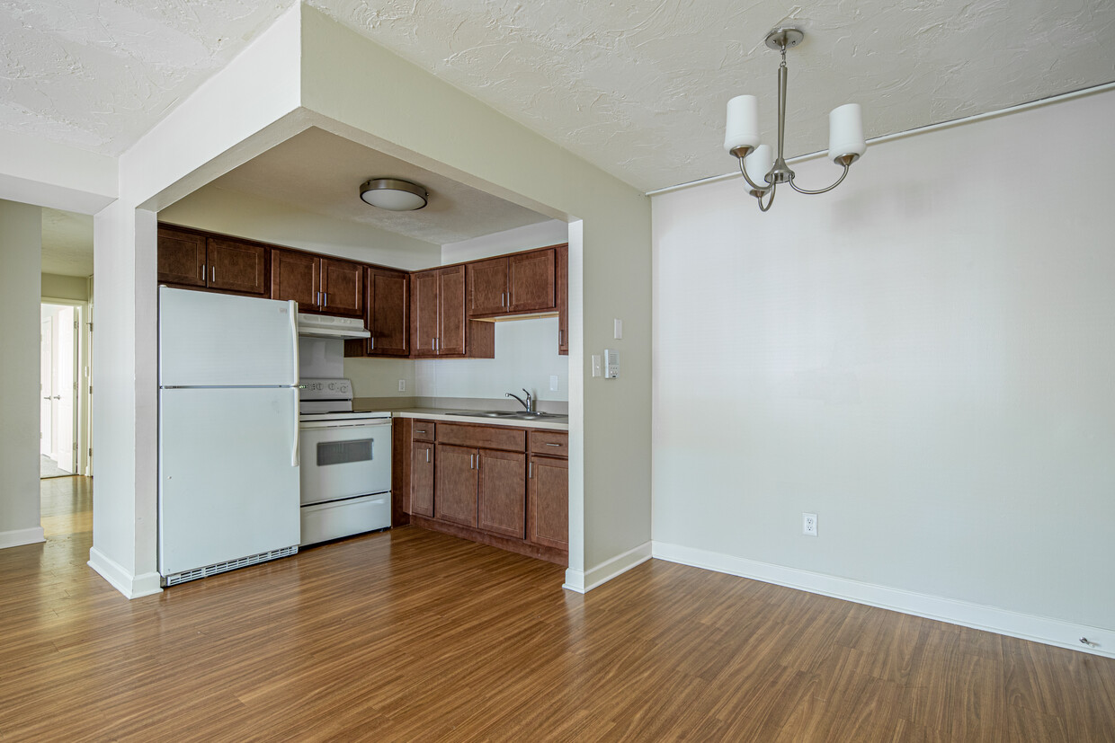 The Brick's Dining Area - Villages at Franklin Crossing