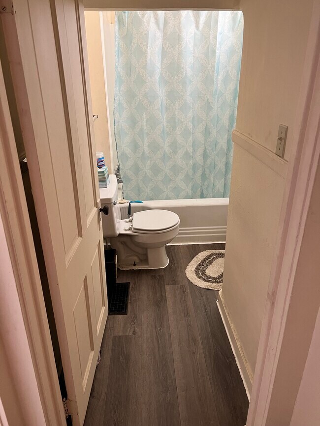 Baño - 913 W High St