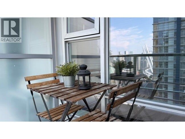 Photo du bâtiment - 131 Regiment Square