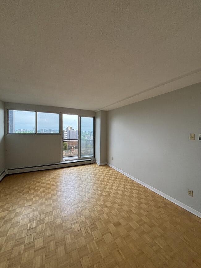 Building Photo - 345 Laurier Ave E