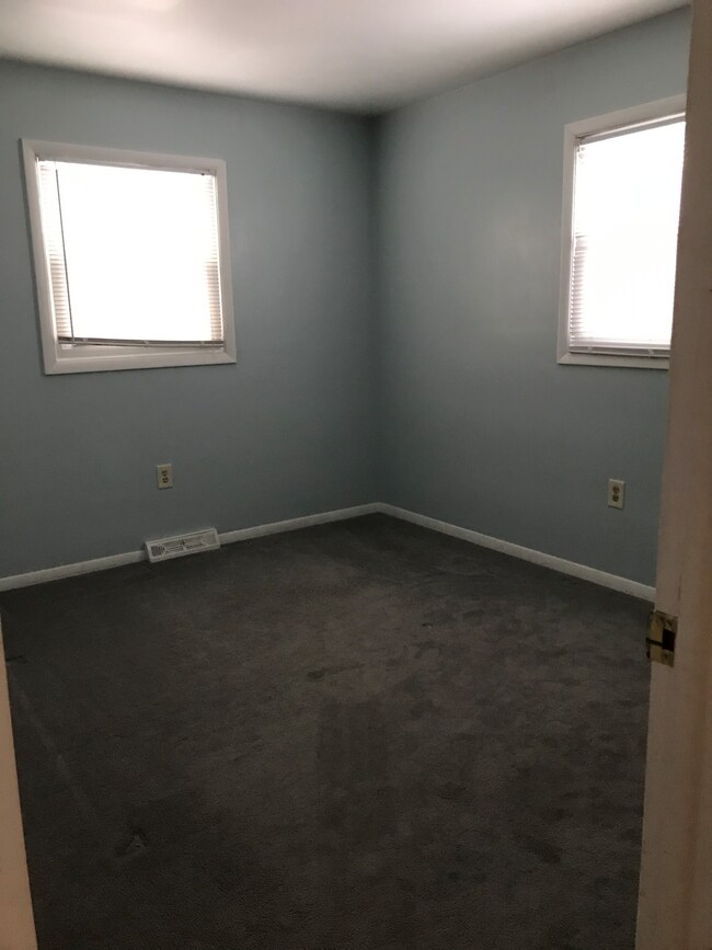 bedroom - 4050 W Lake Rd