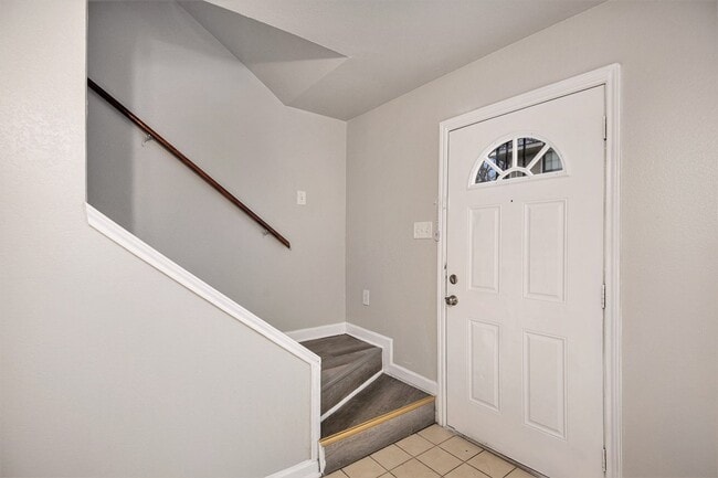 Building Photo - Recently updated 2-story 2-1.5 in Fort Worth ready for move-in!