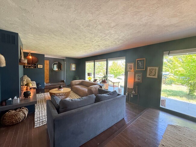 Foto del edificio - Updated Three Bedroom Ranch House with mod...