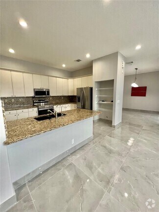 Building Photo - 3810 SW 51st St