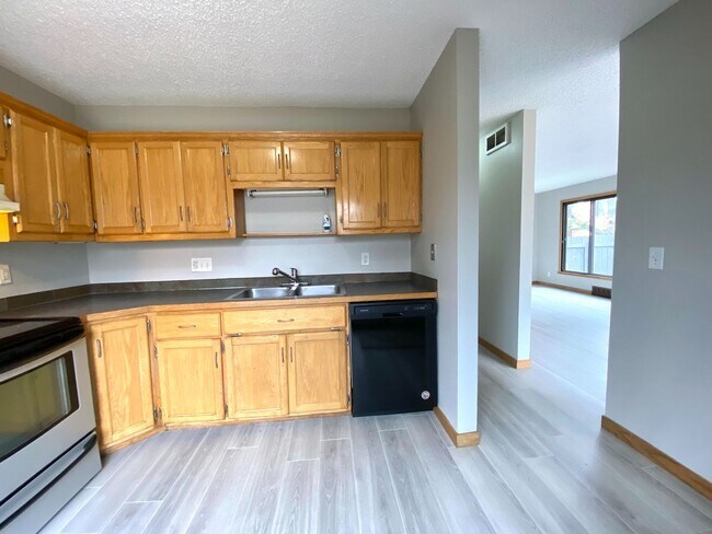 Foto del edificio - 4 Bedroom Townhome by Moorhead High School!