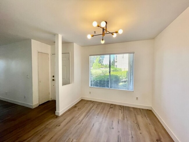 Building Photo - Fully Remodeled 3 Bed 2 Bath East lake