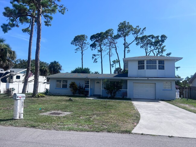 Building Photo - 4BD/2BA on the Island!