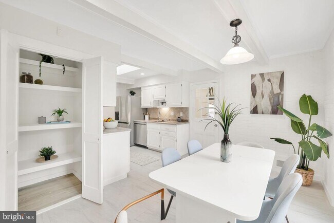 Foto del edificio - 8815 Tuckerman Ln