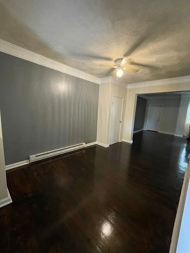 Foto del edificio - Beautiful Townhome with Hardwood floors on...