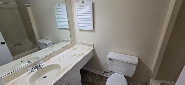 Foto del edificio - Townhome convenient to shopping and schools