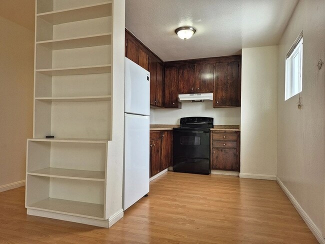 Building Photo - FOR RENT: Updated 2 Bedroom Unit in Prime ...