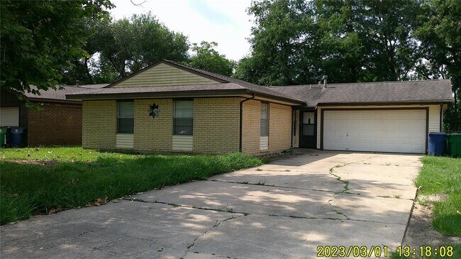 Building Photo - 704 N Plantation Dr